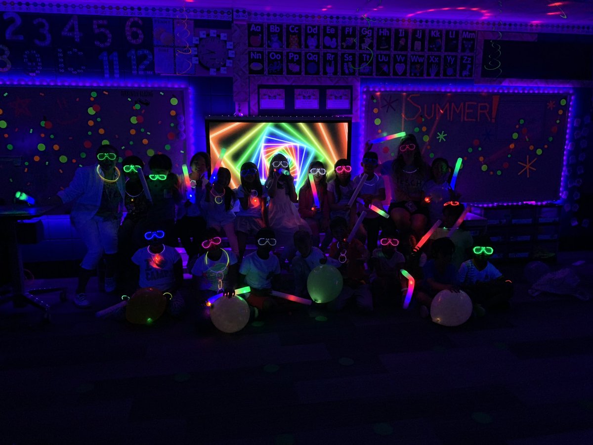 Cyrusm344's tweet photo. And that's a wrap! 🌟Glow Day 2024🌟was a success! We had a year full of growth, news friendships, and good times! We love to go out with a bang! 💚🩷💚🩷@ReeneeGee101 @NCSD @NoviParkview @Musa2nd @MsAlliston https://t.co/Oa2SewBV9s