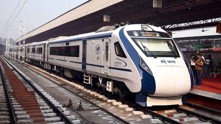 IndianTechGuide's tweet photo. 🚨 The average speed of Vande Bharat trains has decreased from 84.48 kmph in 2020-21 to 76.25 kmph in 2023-24. (RTI) https://t.co/M67ghbnDHg