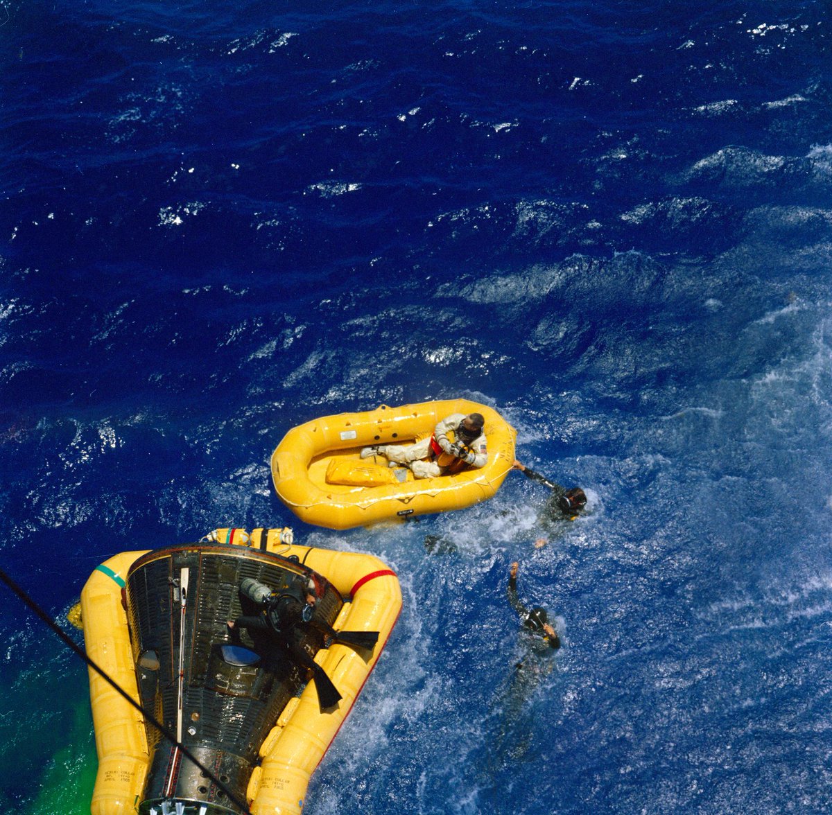 On #TDIH in 1965, James McDivitt and Ed White returned to Earth after the four-day Gemini IV mission. In this photo, Navy divers assist with recovery after splashdown.