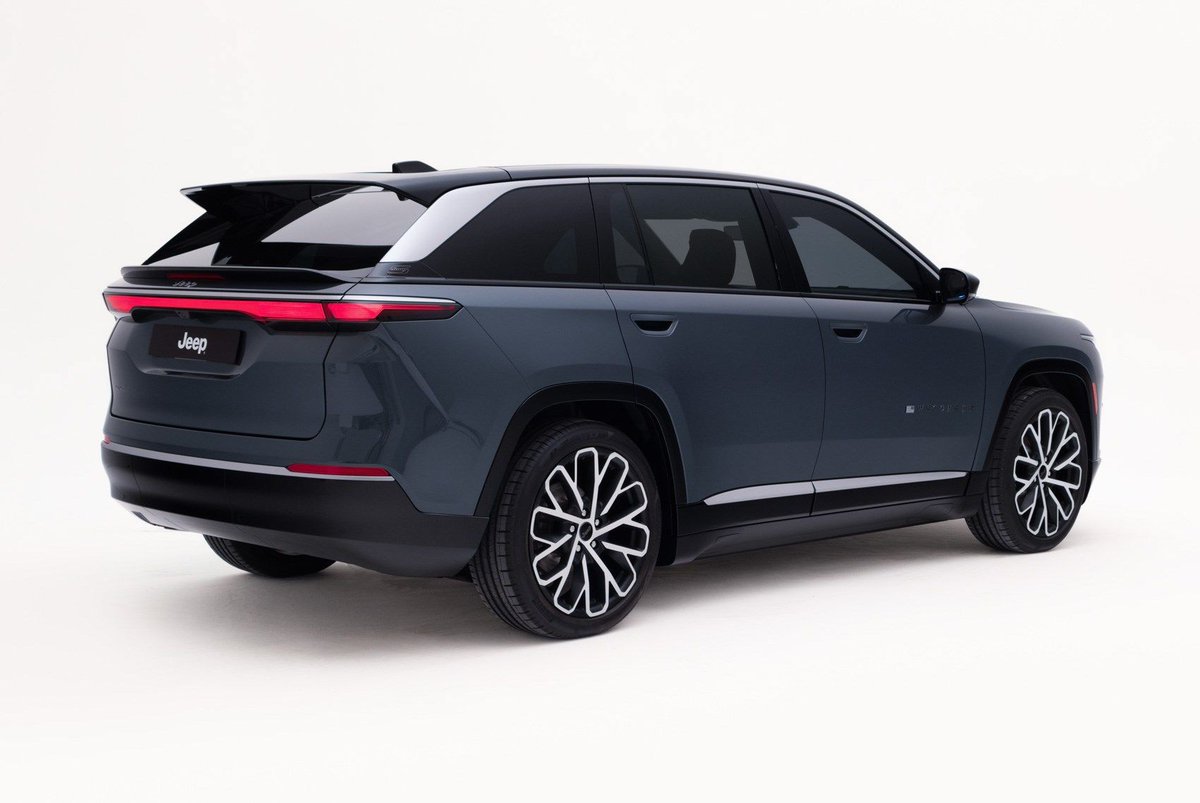 TrendingNowEV's tweet photo. Jeep has unveiled the new Wagoneer S, a battery-electric SUV which will be the brand's fastest car ever made ⚡💨

Check out the full article on Car Magazine 👉 https://t.co/QPp1eL9x9h

#ev #electricvehicle #jeep #jeepwagoneer https://t.co/jE8rGgZWwc