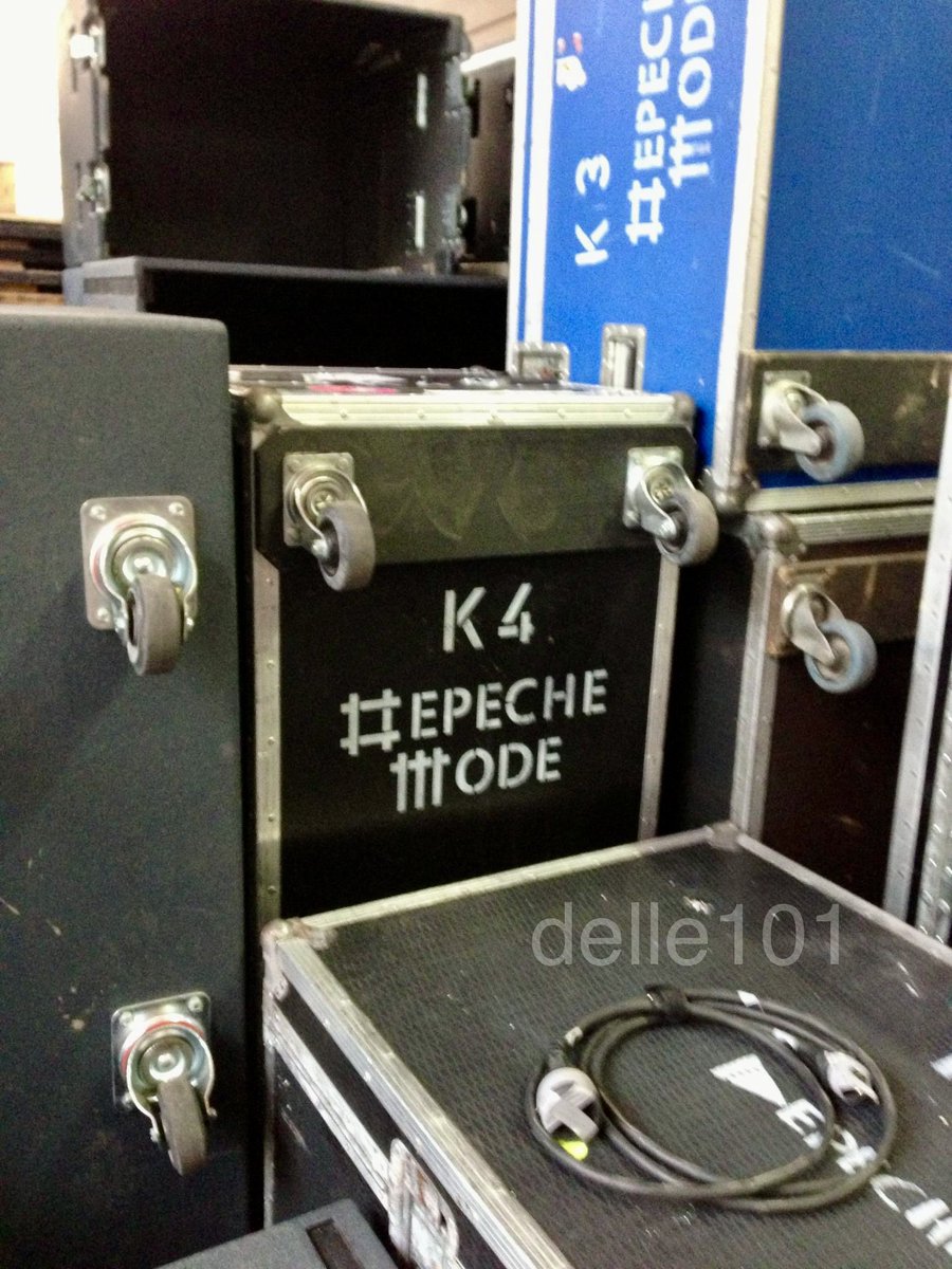 dmforumeu's tweet photo. I just stumbled upon the photo, 11 years ago π
, backstage at #DeltaMachineTour
#DepecheMode https://t.co/8oTQSmmB1P