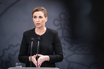 ravipandey2643's tweet photo. It is really very Shocking & dangerous for anyone to attack a woman Prime Minister like this. Questions are bound to be raised against the security personnel.
#Danish #MetteFrederiksen #Copenhagen #BreakingNews #Assaulted #Assalt #Denmark #shockingnews https://t.co/6YEU3BGkcb