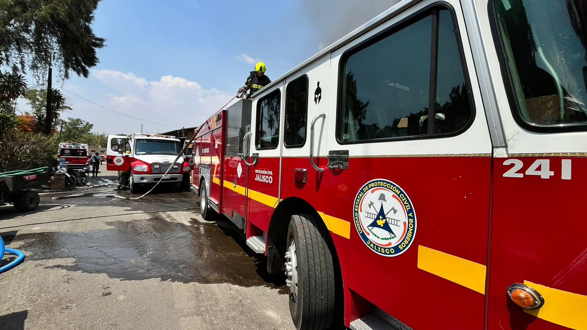 PCJalisco's tweet photo. #AlMomento 🚨 En coordinación con @PCYBOMGDL atendemos un #incendio en instalaciones del #IJAS en la zona Huentitán a un costado del Zoológico.
El fuego inició en un pastizal y se propagó hacia un área donde se encontraban algunos vehículos
Trabajamos en el combate del incendio https://t.co/7pzxO3jy2w