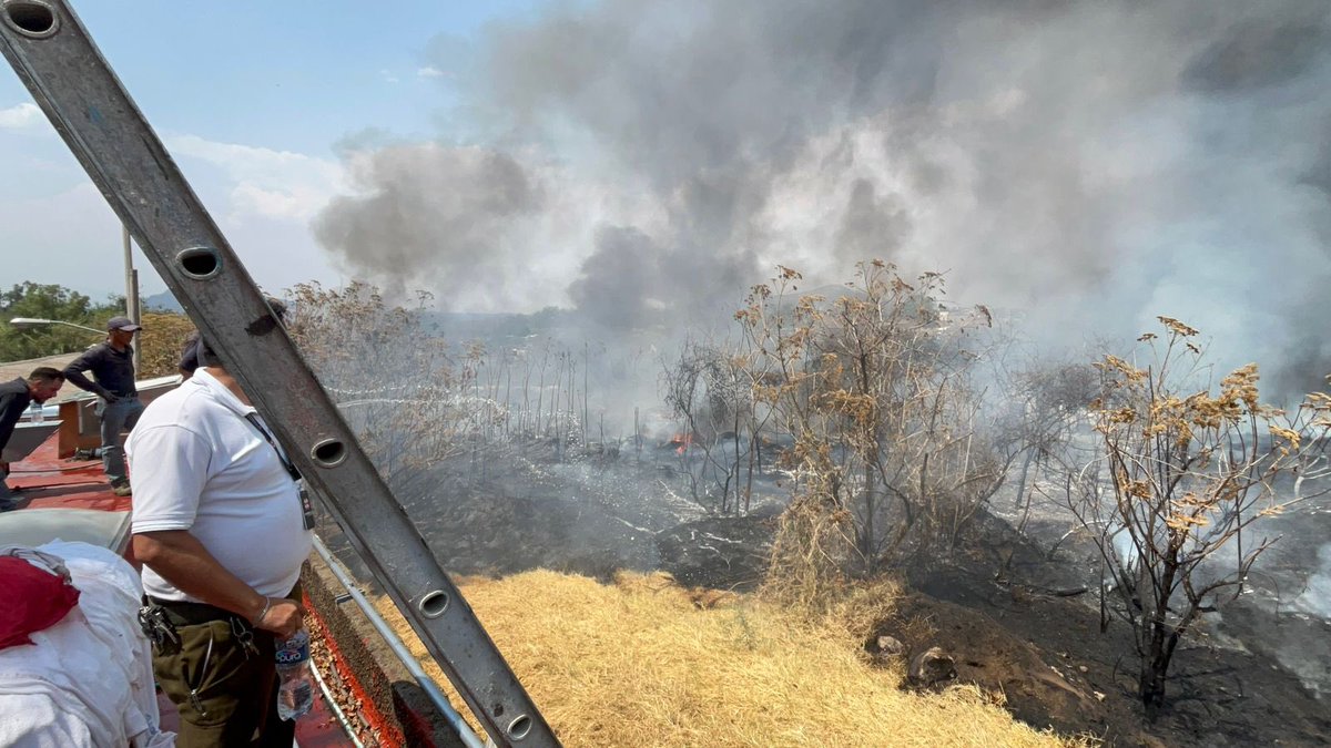 PCJalisco's tweet photo. #AlMomento 🚨 En coordinación con @PCYBOMGDL atendemos un #incendio en instalaciones del #IJAS en la zona Huentitán a un costado del Zoológico.
El fuego inició en un pastizal y se propagó hacia un área donde se encontraban algunos vehículos
Trabajamos en el combate del incendio https://t.co/7pzxO3jy2w