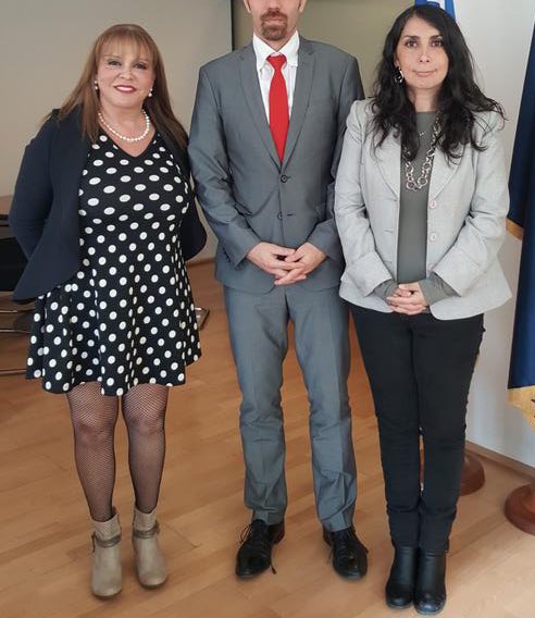hernan_sr's tweet photo. Estoy harto que no sepan que la Vicky Barahona es la mamá de Karla Rubilar.
Una se robó hasta el florero de Renca, la otra quiere hacerlo en Puente Alto y ni siquiera vive ahí. 
Si usted es puentealtino, no sea weon, no vote por ella. 
Chao, buen fin de semana. 👌 https://t.co/akCbArIu1I