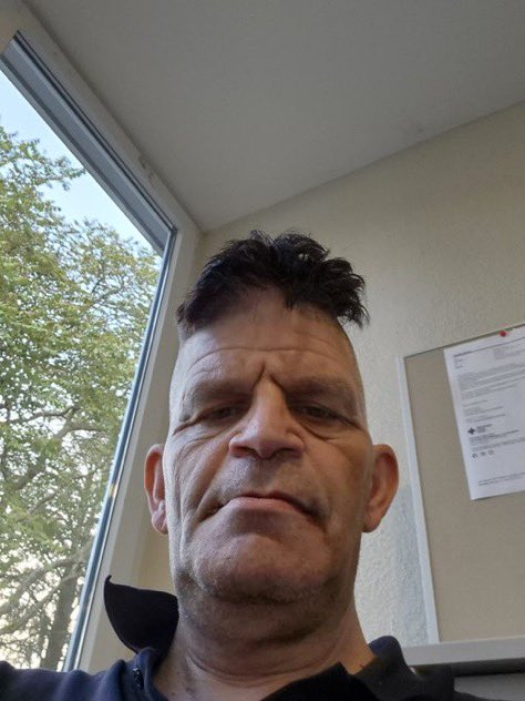 Wenn ich beim wichsen versuche die lautstärke runterzudrehen aber ausversehen mein Handy ausschalte und mich dann im schwarzen bildschirm sehe