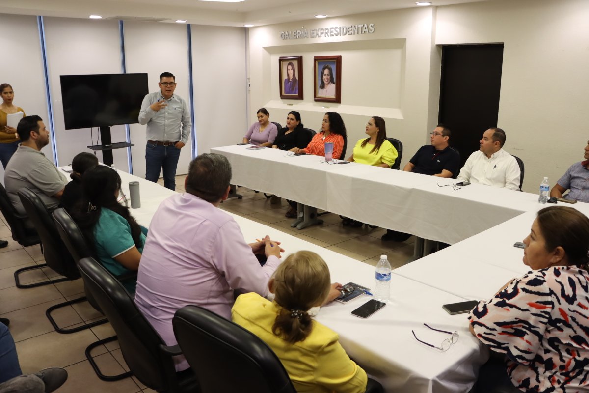 Dentro de las actividades a desarrollar con motivo del “Mes de las Paternidades”, nuestro director general, Luis Alberto Ceseña Romero, realizó una plática alusiva a este tema, en la que participaron personal masculino y femenino de las diferentes áreas de esta institución.