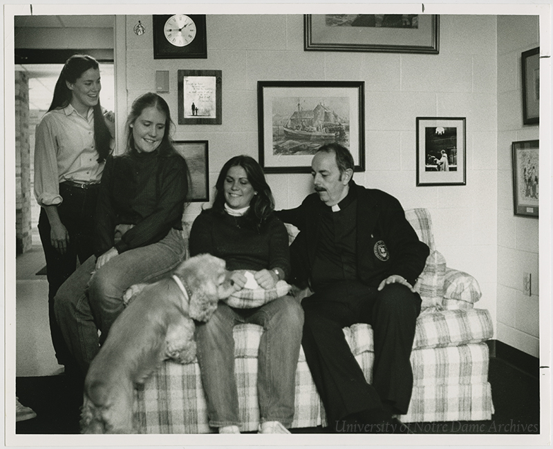 #NotreDame Pasquerilla Hall West residents with Rev. Robert (Bob) Griffin and his dog Darby O'Gill, circa 1980s
#ArchivesPets #ArchivesHashtagParty