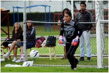 ssmanthaglz's tweet photo. . @marianarm18_ y yo concluimos el artículo sobre las ligas y procesos formativos de jugadoras de la Liga MX Femenil para @rev_balompie . 

Con los testimonios de @danygarc01 @brissa_portera @Jarochaaa y @NellyFut . 

📕 Podrán leerlo en la primera edición
https://t.co/ROzKRwfygz https://t.co/4kYVCDWBY5