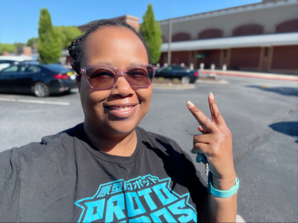 28savagedays's tweet photo. HAPPY FRIYAY!! Went to the grocery store and a person complimented me on my shirt. heh Which prompted me to take a selfie for @OriginalFunko #FunkoFashionFriday
#ProtoRobos for the win!
#OrginalFunko #BlacklightBattle #FunkoFamily #FunkoFunatic #FunaticOfTheMonth https://t.co/stxSw07ATJ