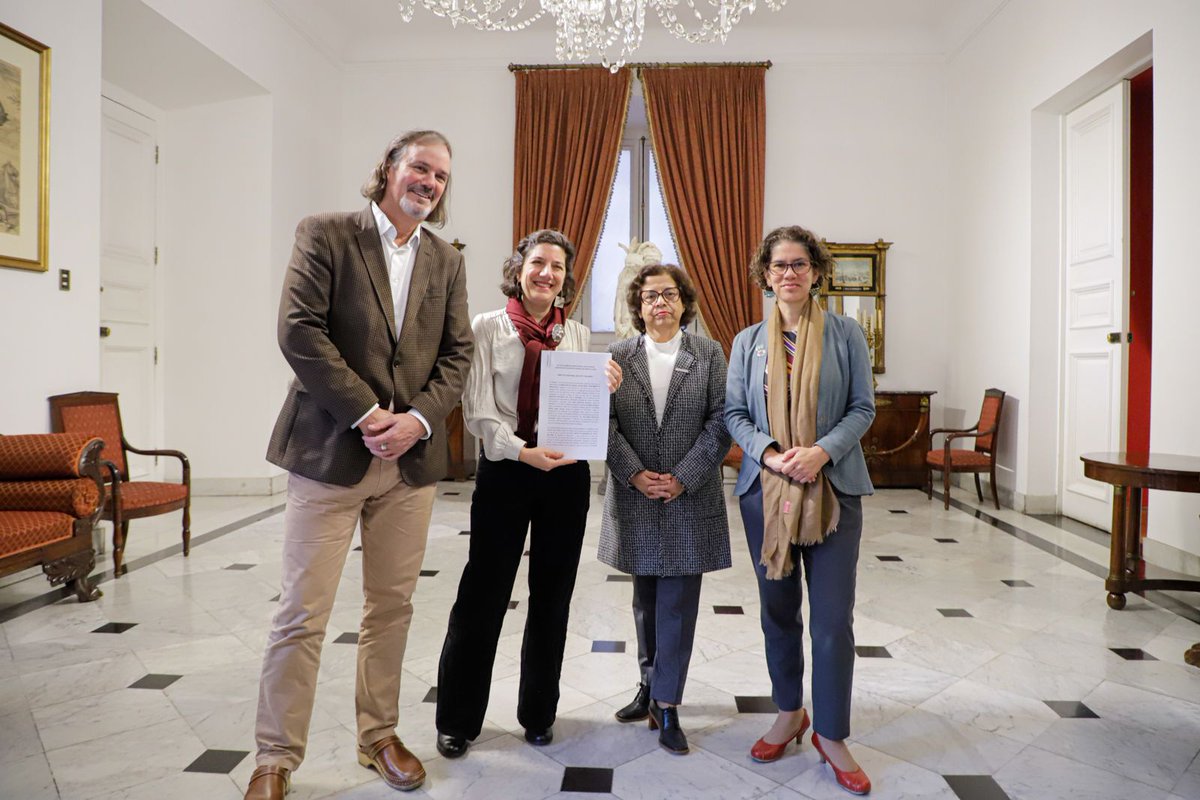 MMAChile's tweet photo. ¡Avanzamos en el cuidado de salares! 👏🏽😃 La ministra @Maisa_Rojas junto a las ministras de @min_ciencia; @MinMineria_cl y @JMBenavente, @Corfo, firmaron los Estatutos para constituir la corporación que crea el Instituto Tecnológico y de Investigación de Litio y Salares.

👇🏽👇🏽👇🏽 https://t.co/Y8q74P3Hjg