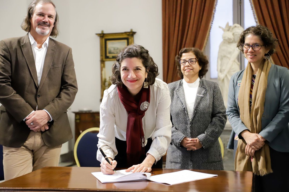 MMAChile's tweet photo. ¡Avanzamos en el cuidado de salares! 👏🏽😃 La ministra @Maisa_Rojas junto a las ministras de @min_ciencia; @MinMineria_cl y @JMBenavente, @Corfo, firmaron los Estatutos para constituir la corporación que crea el Instituto Tecnológico y de Investigación de Litio y Salares.

👇🏽👇🏽👇🏽 https://t.co/Y8q74P3Hjg