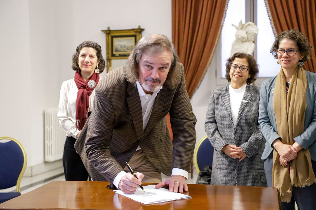 MMAChile's tweet photo. ¡Avanzamos en el cuidado de salares! 👏🏽😃 La ministra @Maisa_Rojas junto a las ministras de @min_ciencia; @MinMineria_cl y @JMBenavente, @Corfo, firmaron los Estatutos para constituir la corporación que crea el Instituto Tecnológico y de Investigación de Litio y Salares.

👇🏽👇🏽👇🏽 https://t.co/Y8q74P3Hjg