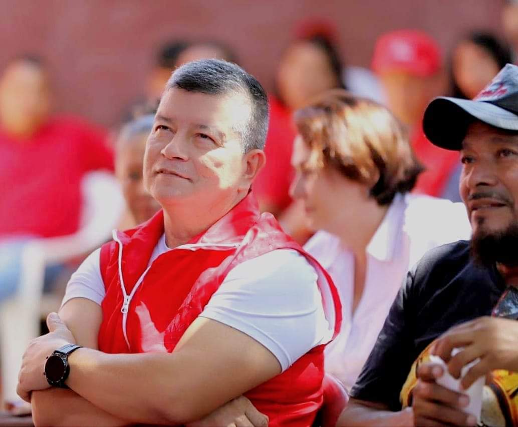 ChinoFloressv's tweet image. Los que buscan enemigos dentro del #FMLN están en el partido equivocado. 

Hay que adelantarse siempre a la historia, debemos ser diferentes en todo; Especialmente en la manera de tratar a los compas y la forma de tratarnos entre nosotros. 1/3