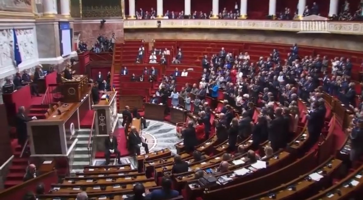 L’Assemblée nationale aujourd’hui pendant le discours du Président Zelensky. Il y a ceux qui se lèvent et ceux qui restent assis. Il y a ceux qui capitulent et ceux qui se battent. Il y a les fascinés des régimes autoritaires et ceux qui préfèrent la liberté. 9 juin pour🇪🇺🇫🇷🇺🇦