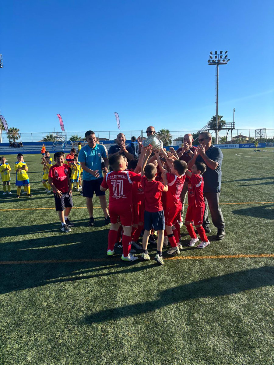 UDLasZocas's tweet photo. 🏆🏆🥇🥇#CAMPEONES🥇🥇🏆🏆
Nuestro #PrebenjaminB se proclama campeón de #Copa ante el #CDSanMiguel, después del 1-1 del partido y jugarse la prórroga se decantó a nuestro favor en la tanda de penaltis.
#FelicidadesEquipo #Fútbol #Prebenjamin #GrandeMister #Tavio #Famili@s https://t.co/mvM2YRTRHK