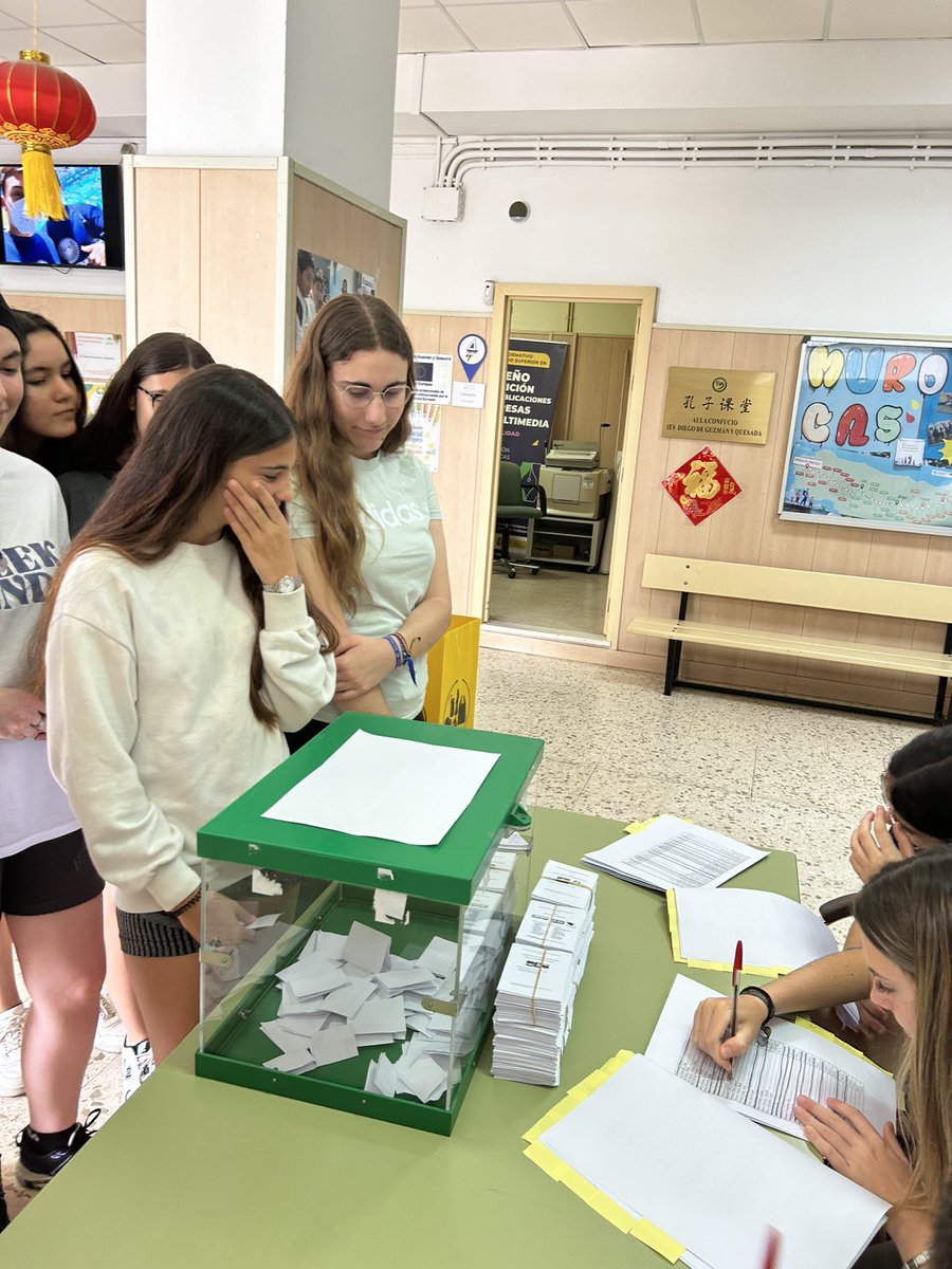 ies_dgq's tweet photo. Hoy hemos celebrado en nuestro centro las elecciones europeas sub-18. El lunes los resultados #escuelasembajadoras #usatuvoto #eleccioneseuropeas https://t.co/tmNweEU4a1