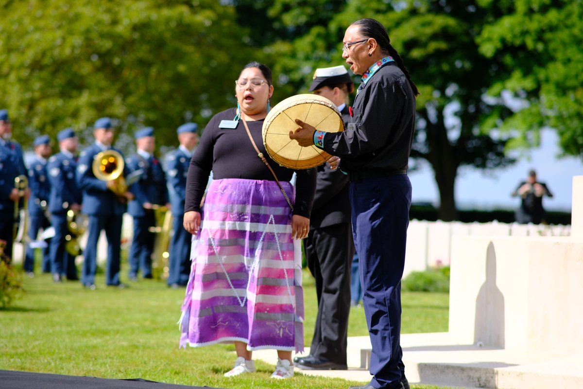 VeteransFR_CA's tweet photo. Aujourd’hui, nous avons visité le cimetière de guerre canadien de Bretteville-Sur-Laize, le Mémorial de Caen et l’Abbaye d’Ardenne. Des gerbes ont été déposées pour les Canadiens qui ont combattu et péri là-bas en 1944.

#LeCanadaSeSouvient de leurs sacrifices.
#JourJ80 https://t.co/28bSpKNGTd