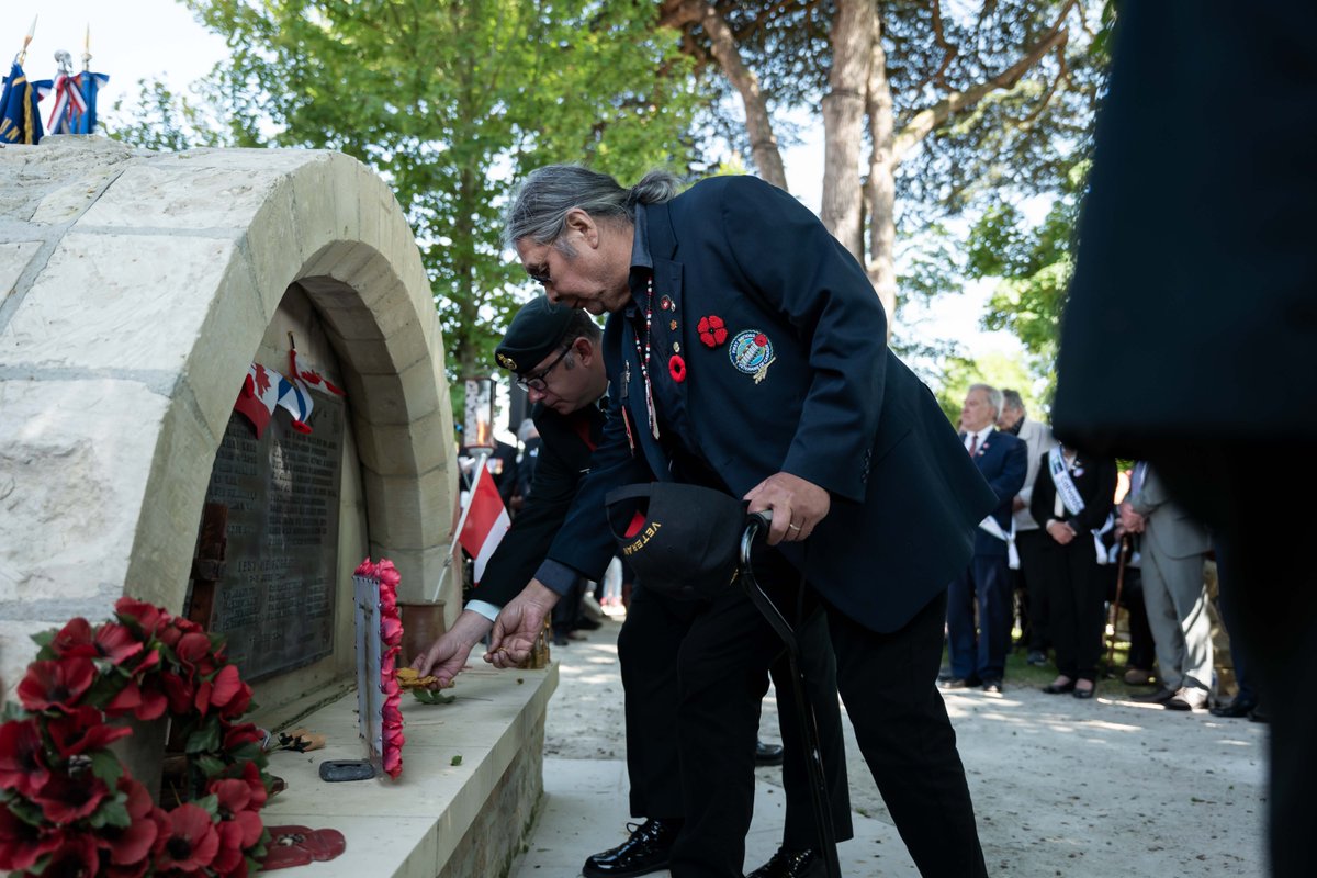 VeteransFR_CA's tweet photo. Aujourd’hui, nous avons visité le cimetière de guerre canadien de Bretteville-Sur-Laize, le Mémorial de Caen et l’Abbaye d’Ardenne. Des gerbes ont été déposées pour les Canadiens qui ont combattu et péri là-bas en 1944.

#LeCanadaSeSouvient de leurs sacrifices.
#JourJ80 https://t.co/28bSpKNGTd
