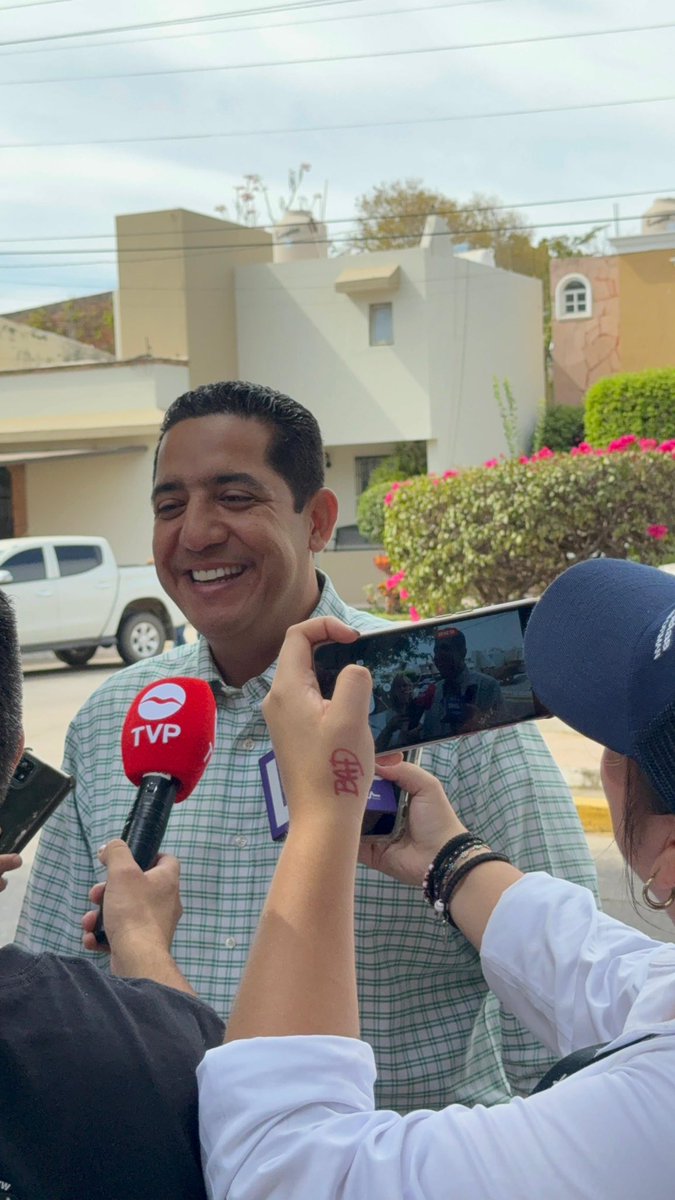 Impulsar la #LibertadDeExpresión es garantizar el conocimiento de las sociedades y fortalecer la democrática de nuestro país.

Mi reconocimiento para quienes realizan este ejercicio libre y responsable.  🎤📢📰