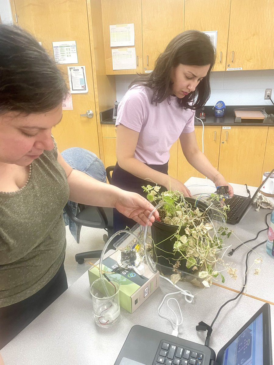 DPTechTeam's tweet image. Productive &amp;amp; fun in-school support day @StMarcellinusSS, working with science teachers to integrate coding in SNC1W using @microbit_edu &amp;amp; @InkSmith3D climate action kits. Ts echoed similar feedback as the Gr9’s. “This is so cool!”. Yup. 😎