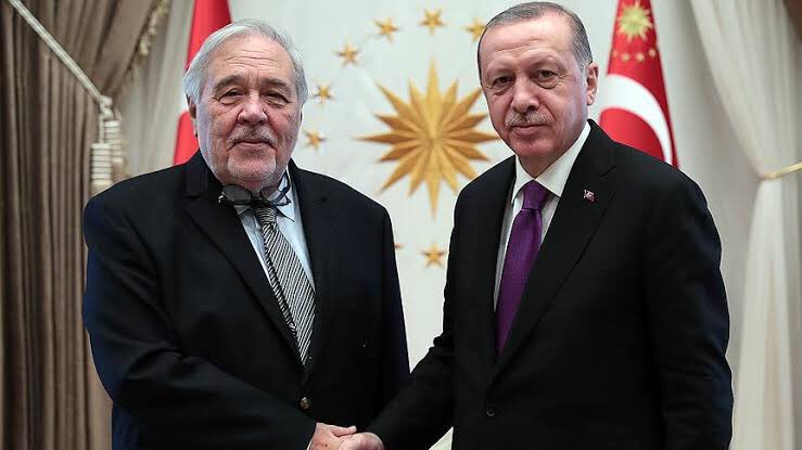 AykiriTRs4's tweet photo. RTE: "Türkiye'de sadece Türkler yaşamadığı için andımızı kaldırdık".

İlber Ortaylı: "Türkiye'de sadece müslümanlar yaşamıyor din dersi kaldırılsın." https://t.co/Bkl7hZun6U