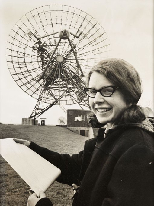 En la madrugada del 28 de noviembre de 1968, Jocelyn Bell, una estudiante de posgrado, midió una señal de radio desde un radiotelescopio de Cambridge. Acababa de descubrir los púlsares, lo que le valió el Nobel para... su jefe. Tira del hilo 🧵👇🏽👇🏽👇🏽