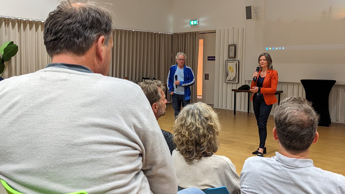 Het was gezellig en ook wel even spannend vanavond in de Zwolse <a href="/stadkamer/">Stadkamer</a> .  Fietsen gaat in Zwolle makkelijker dan een film vertonen ;)  Met wat geïmproviseer rond Bikes vs Cars en een spontane bijdrage van @gerdienrots bleef de vaart in het programma.