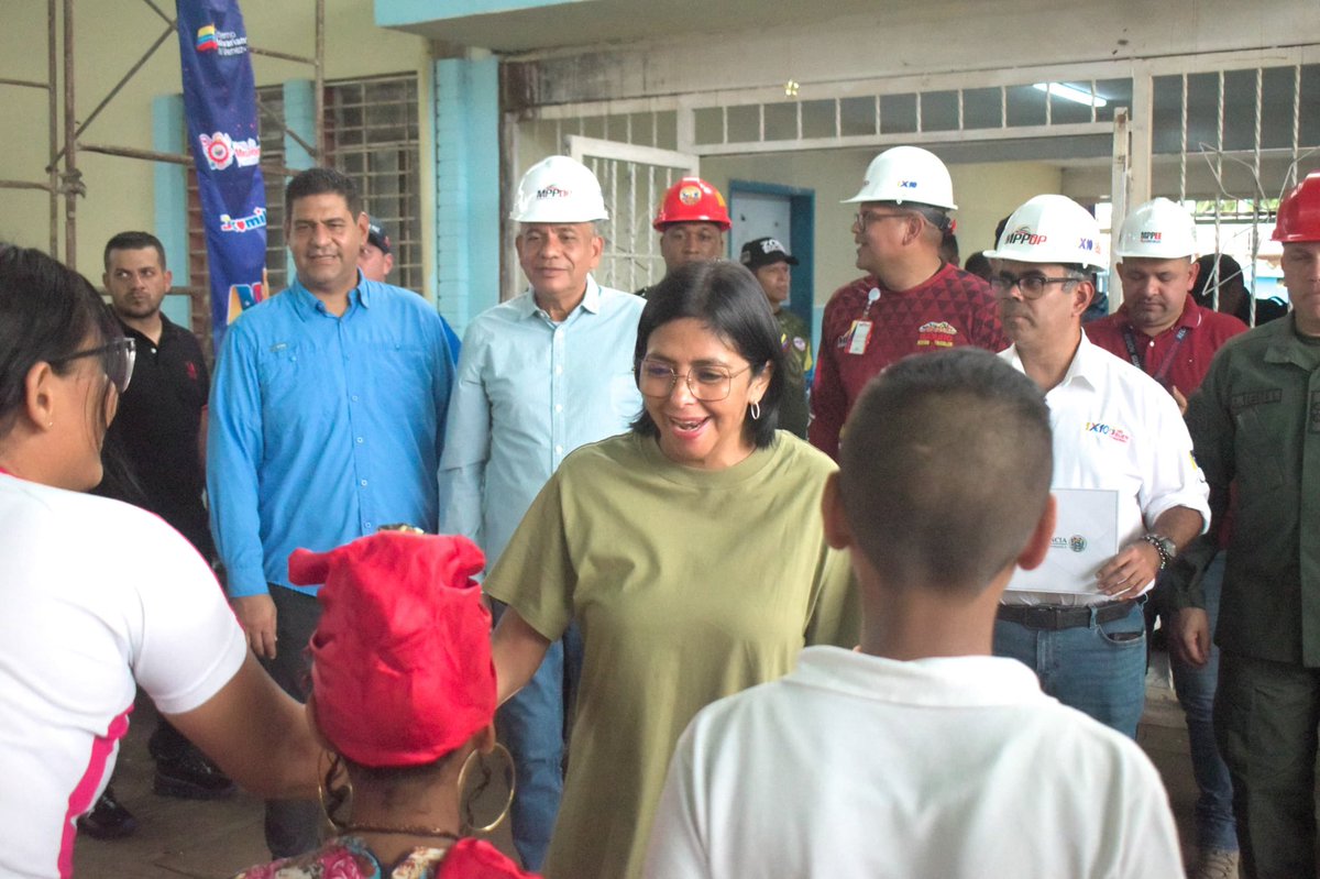 amarcanopsuv's tweet photo. Nuestro hermano @NicolasMaduro está impulsando la educación en la región, a través de la VenApp y del 1x10 del Buen Gobierno.
Con nuestra madrina @delcyrodriguezv nos vinimos a la EB Rómulo Gallegos de la populosa parroquia Unare, en el municipio Caroní . Voluntad y Trabajo https://t.co/NUudrpbdTy