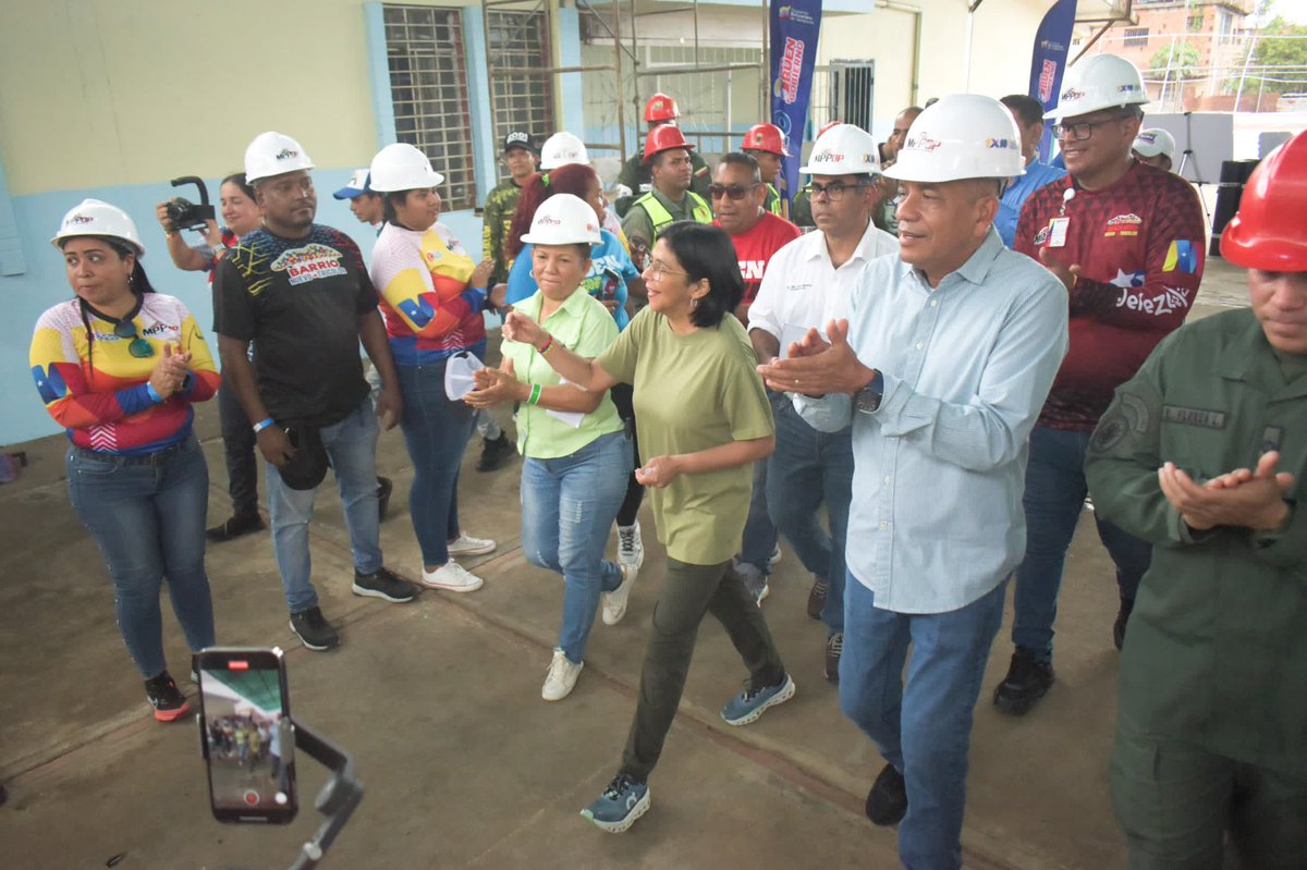 amarcanopsuv's tweet photo. Nuestro hermano @NicolasMaduro está impulsando la educación en la región, a través de la VenApp y del 1x10 del Buen Gobierno.
Con nuestra madrina @delcyrodriguezv nos vinimos a la EB Rómulo Gallegos de la populosa parroquia Unare, en el municipio Caroní . Voluntad y Trabajo https://t.co/NUudrpbdTy