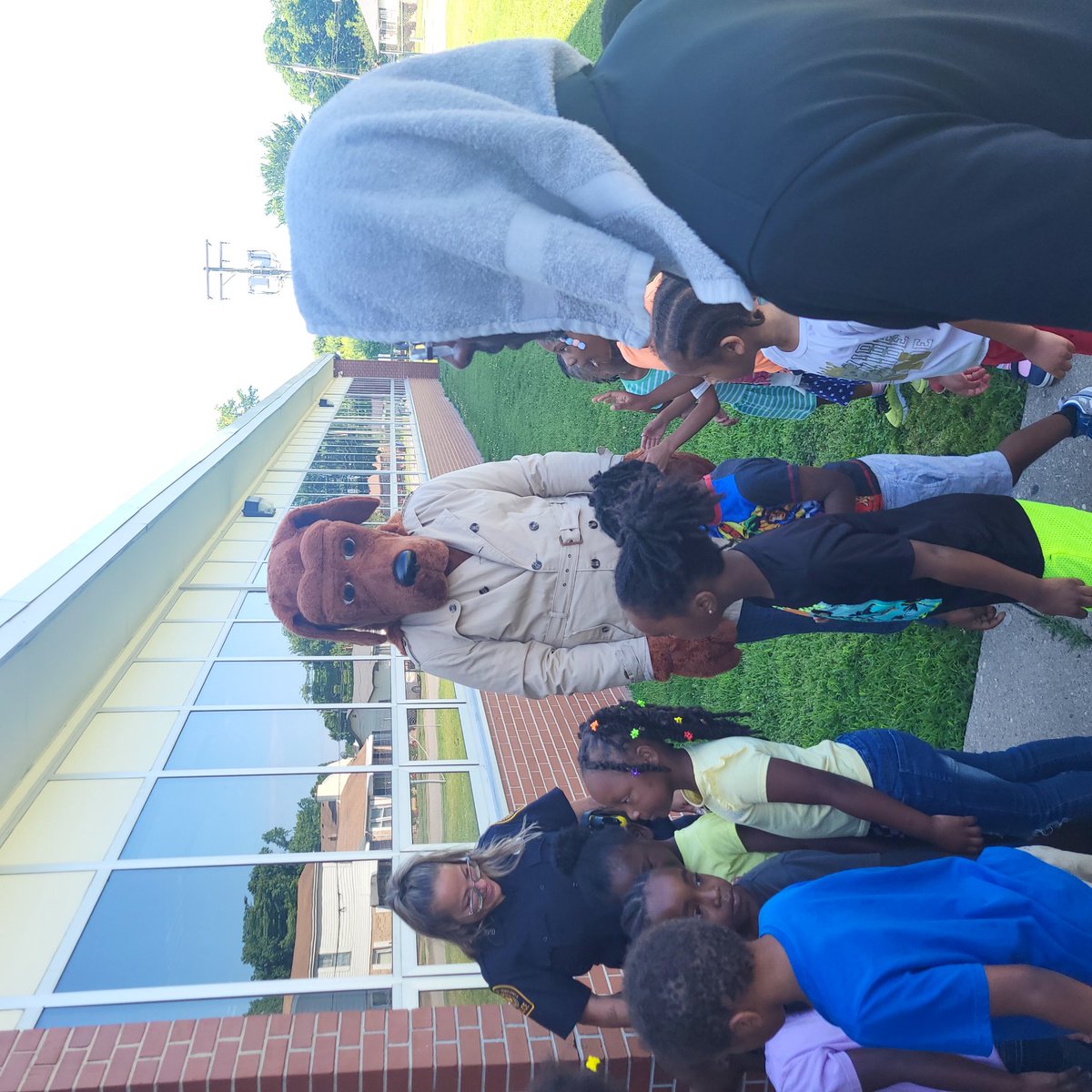 driddick73's tweet image. The @PortsmouthPD and McGruff the Crime Dog came to field day with the Cozy Bears at @ppsdouglasspark for Gun Violence Awareness Month!! Thank you, Sgt. Funkhouser!!
@ebracyPPS @cardellpatillo
@Sand120513 @PortsVASchools @cityofPortsVA ##ppsorangeout