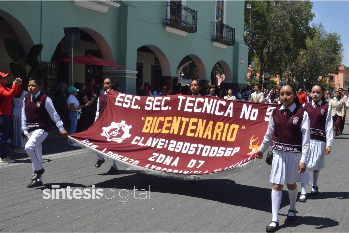 TlaxSintesis's tweet photo. Así se vivió el desfile de las Escuelas Secundarias Técnicas del Estado de Tlaxcala en el qué participaron más de 4 mil alumnos 🎉  y en el qué compartieron demostraciones artísticas, culturales y tecnol��gicas 🎨

📸: @ConPalafox https://t.co/YMaXXiSXvg