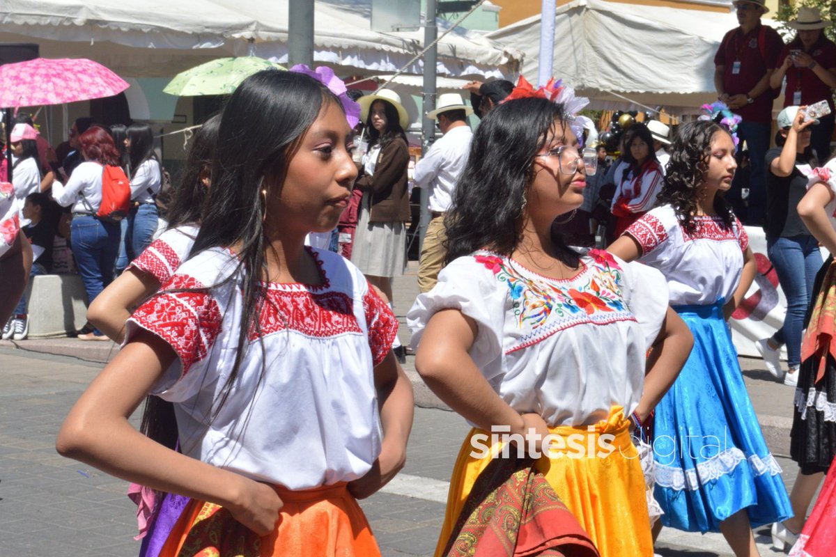 TlaxSintesis's tweet photo. Así se vivió el desfile de las Escuelas Secundarias Técnicas del Estado de Tlaxcala en el qué participaron más de 4 mil alumnos 🎉  y en el qué compartieron demostraciones artísticas, culturales y tecnol��gicas 🎨

📸: @ConPalafox https://t.co/YMaXXiSXvg