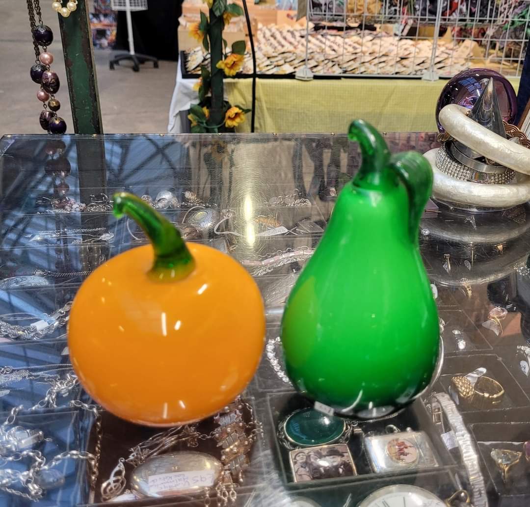 CollectCurios's tweet photo. Loving these glass fruit paperweights from Collectable Curios. Go on brighten up your desk!
info@collectablecurios.co.uk
#Paperweight #FruitPaperweight #GlassPaperweight #Curios #Antiques #Trending #Home #PreLoved #ShopVintage #Antiquing #VintageFinds #StGeorgesMarketBelfast https://t.co/JMYqBQNU5b