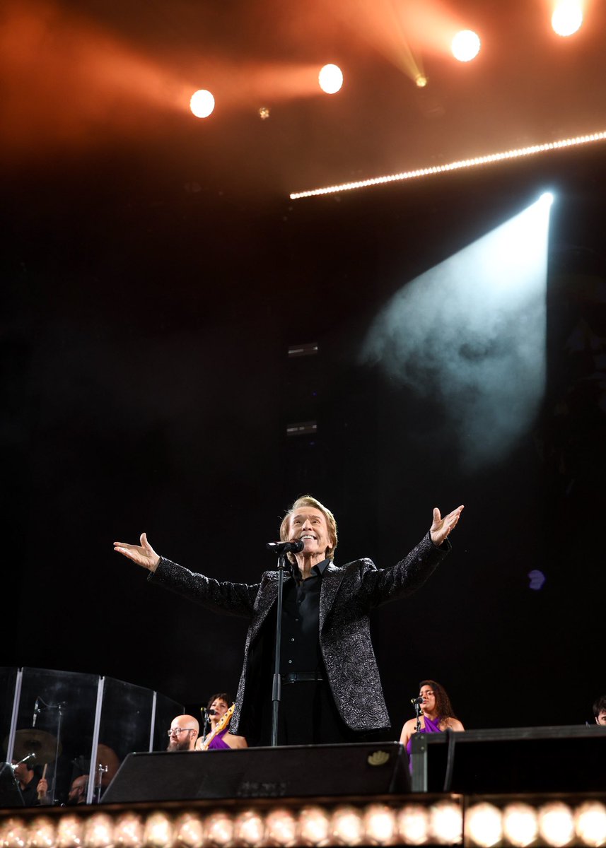 melovibesmag's tweet photo. ✨ ¡Hoy estamos en el #MurciaOn de @IboleleLive!

🌟 @RAPHAELartista y su #Raphael60

👉🏻 Pronto, fotogalería y crónica en https://t.co/O0m8eNbcK4

#Murcia #Raphael https://t.co/1PdvblkhLP