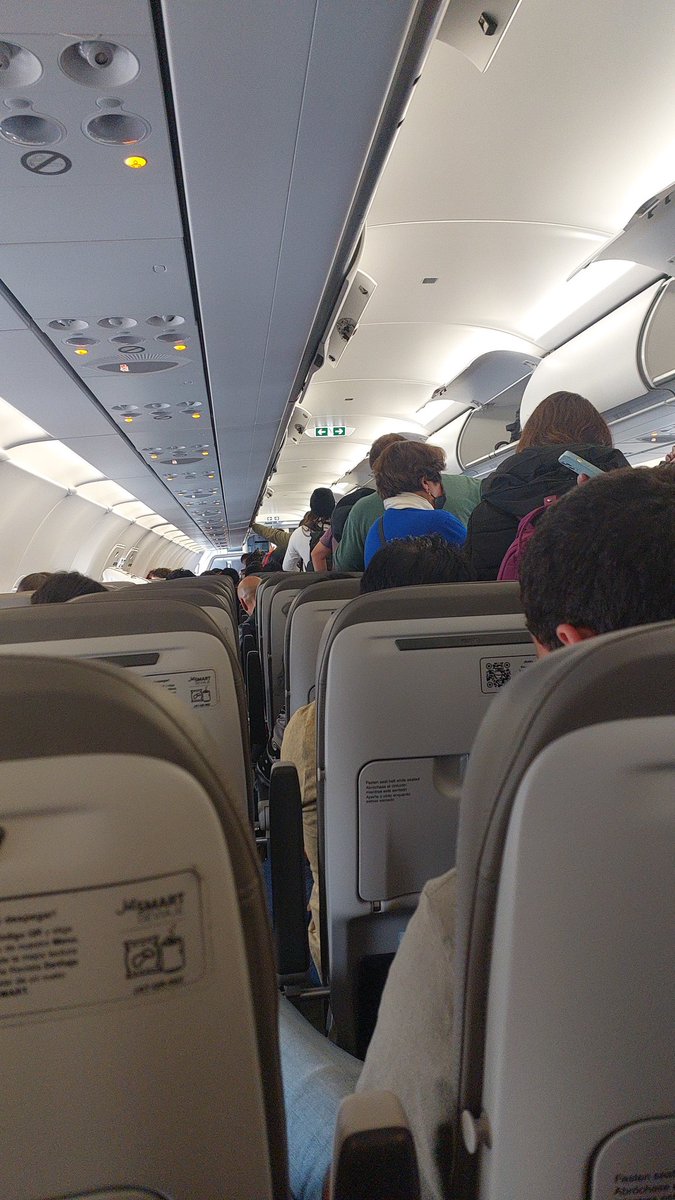 carrie_5's tweet photo. @VuelaJetSMART se cancelo vuelo por clima a serena y se entiende, pero han tenido un pésimo manejo para entregar soluciones, filas interminables, lentos, no entregan información #pesimoservicio https://t.co/oRwh7YzkAO