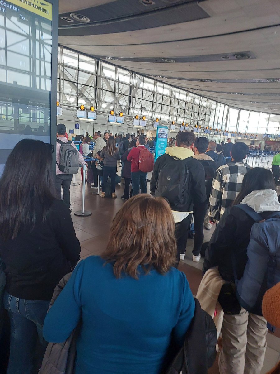carrie_5's tweet photo. @VuelaJetSMART se cancelo vuelo por clima a serena y se entiende, pero han tenido un pésimo manejo para entregar soluciones, filas interminables, lentos, no entregan información #pesimoservicio https://t.co/oRwh7YzkAO