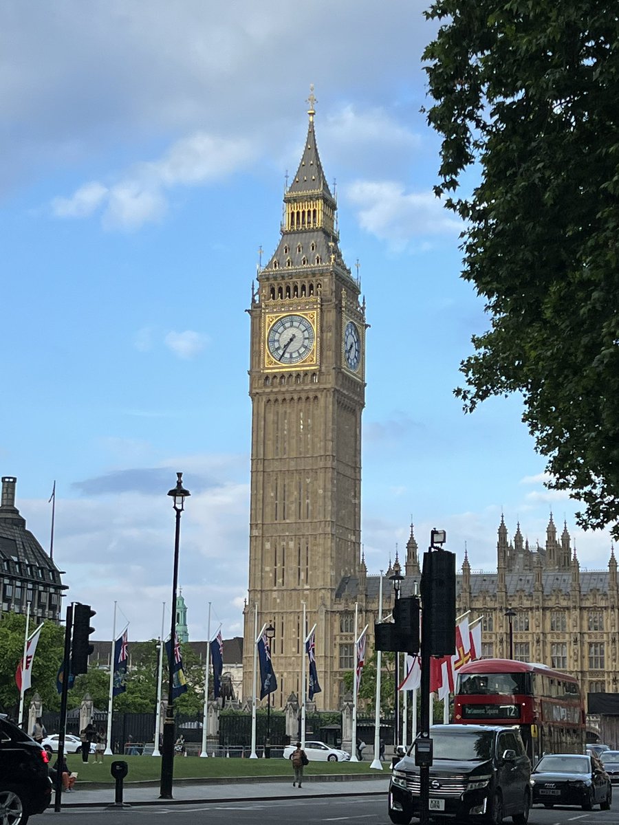 AimeeLucia's tweet photo. Cheers from London - Go Phillies ❤️🤍🇬🇧⚾️ https://t.co/5wpbyjMvXF