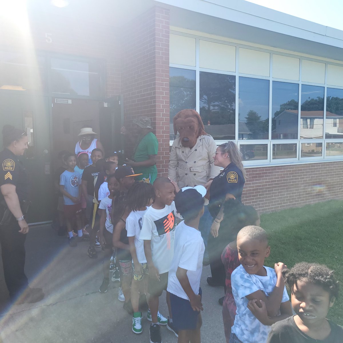 driddick73's tweet image. The @PortsmouthPD and McGruff the Crime Dog came to field day with the Cozy Bears at @ppsdouglasspark for Gun Violence Awareness Month!! Thank you, Sgt. Funkhouser!!
@ebracyPPS @cardellpatillo
@Sand120513 @PortsVASchools @cityofPortsVA ##ppsorangeout