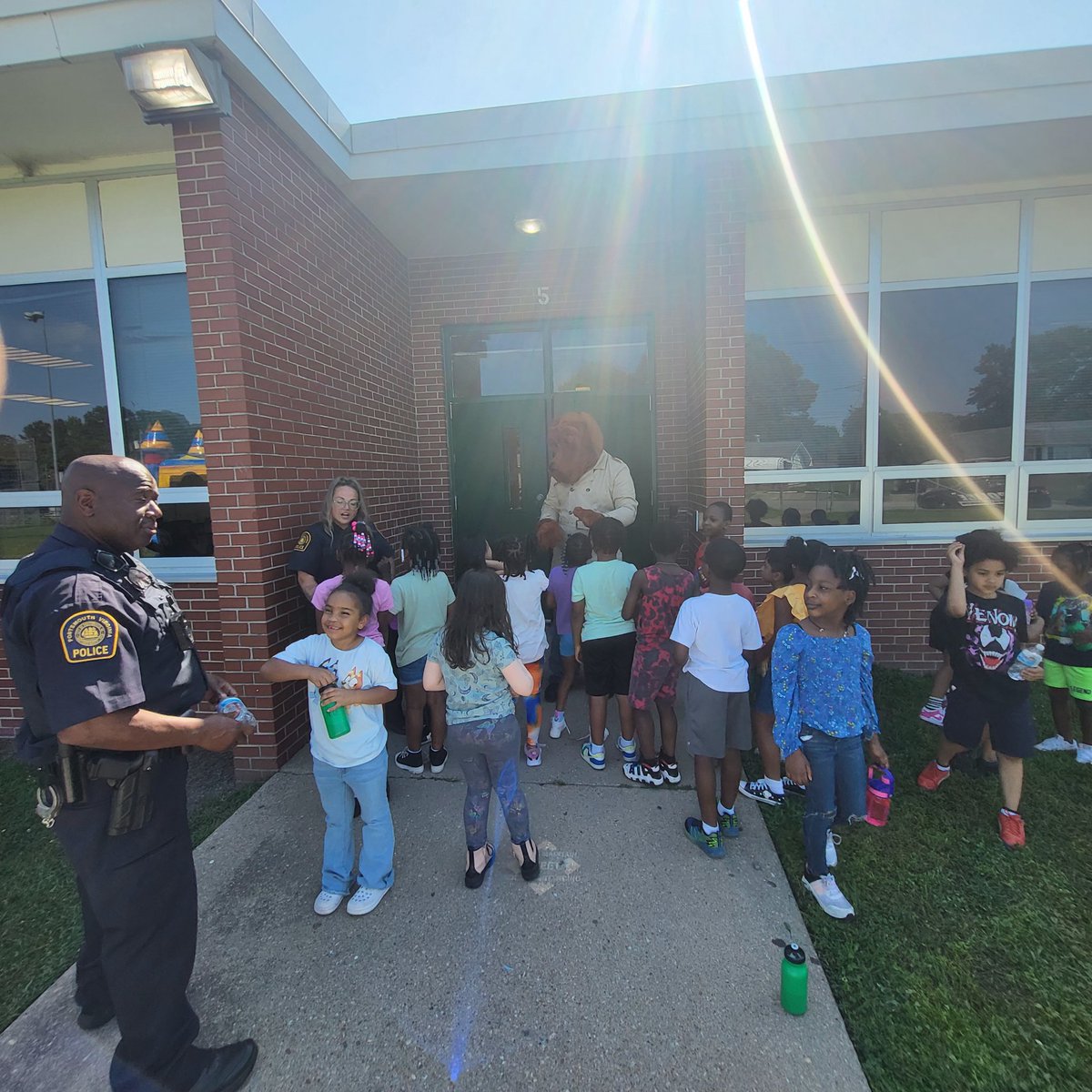 driddick73's tweet image. The @PortsmouthPD and McGruff the Crime Dog came to field day with the Cozy Bears at @ppsdouglasspark for Gun Violence Awareness Month!! Thank you, Sgt. Funkhouser!!
@ebracyPPS @cardellpatillo
@Sand120513 @PortsVASchools @cityofPortsVA ##ppsorangeout