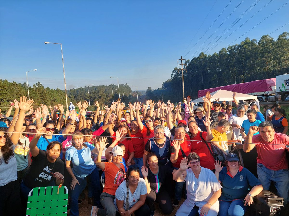 NathiGonzalezS's tweet photo. GANARON ✊Docentes en #Misiones tuercen el brazo al gobierno provincial. Acuerdan aumento salarial, luego de muchos días de paros, acampe, corte y movilización a pesar de la Ctera y conducciones sindicales. Gran ejemplo!! 
Abajo las causas, devolución de descuento https://t.co/6vY7DMml63