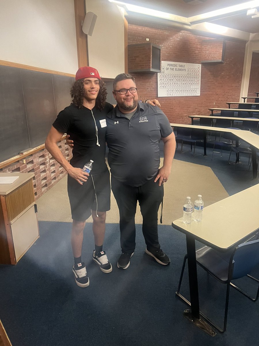 JasanteJohnson's tweet photo. Big thanks to @CoachLongMUFB and @CoachYoniOffit for having me down today to check out @MoravianFB.   Loved meeting the coaches and players and touring the facilities! https://t.co/WQ8arhY52T