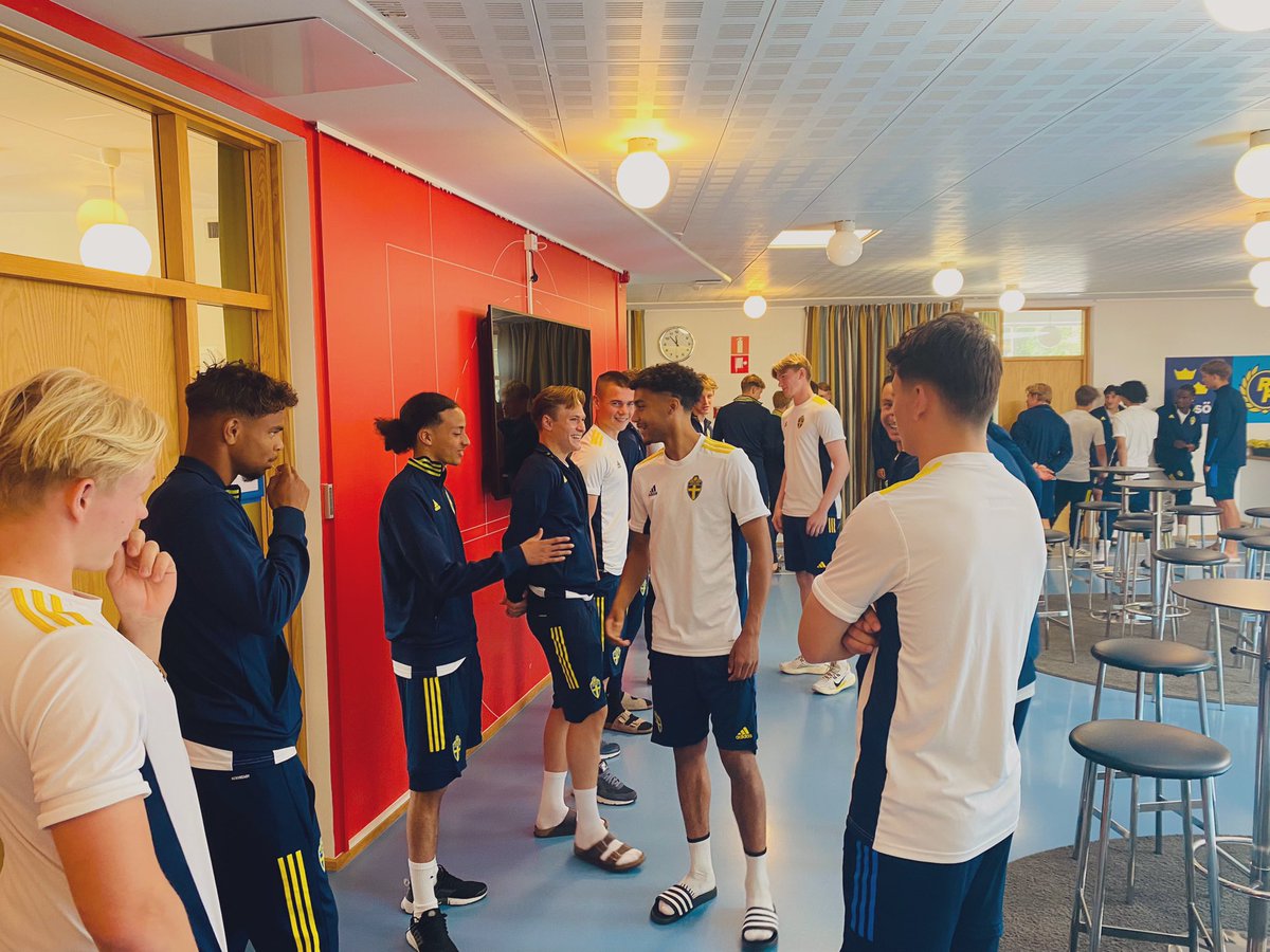 tecle_thomas's tweet photo. Idag har jag och @petraengberg besökt Bosön och pratat @svenskfotboll värdegrund med kloka spelare i P17-landslaget 🇸🇪⚽️ https://t.co/69HWDfnJ5c