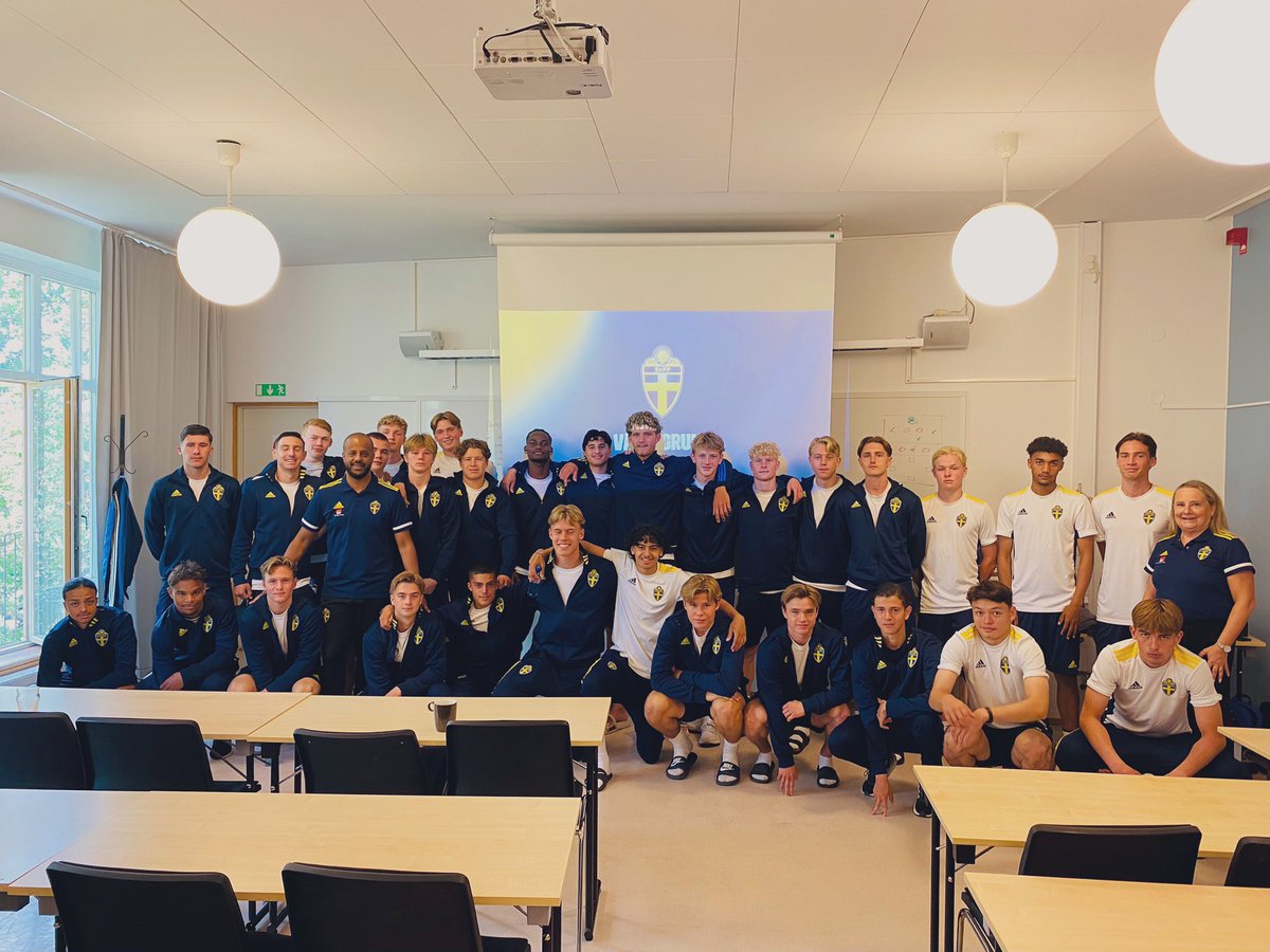 tecle_thomas's tweet photo. Idag har jag och @petraengberg besökt Bosön och pratat @svenskfotboll värdegrund med kloka spelare i P17-landslaget 🇸🇪⚽️ https://t.co/69HWDfnJ5c