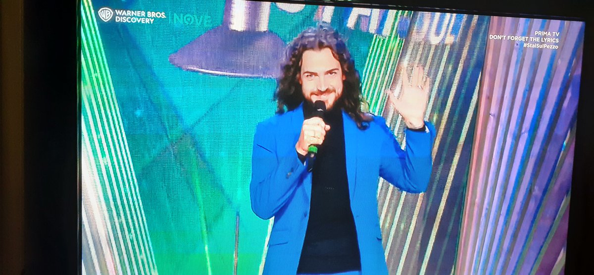 Emy40850356's tweet photo. Il saluto più  bello @Valerio_Scanu  sul @nove #StaiSulPezzo  🎼🎧🎤♥️ https://t.co/brlMKcoEaW