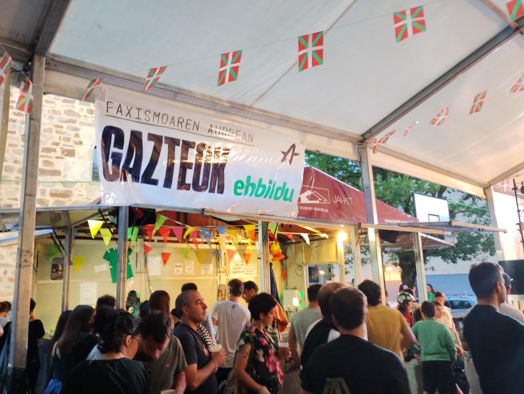 txikizugasti's tweet photo. Oñati (Olakuako jaixak)
Kontzertua.
Ezkerrera begiratu ta Gazteok EH Bildu,eskumara begiratu... abstentzioa.
1-Iada ez naíz gaztea.
2-Faxismoaren aurrean,inoiz ez abstemtzioa.
3-Betik ezkerretik ...
4-Nire bozka @ehbildu
! https://t.co/H7ekszcXv8