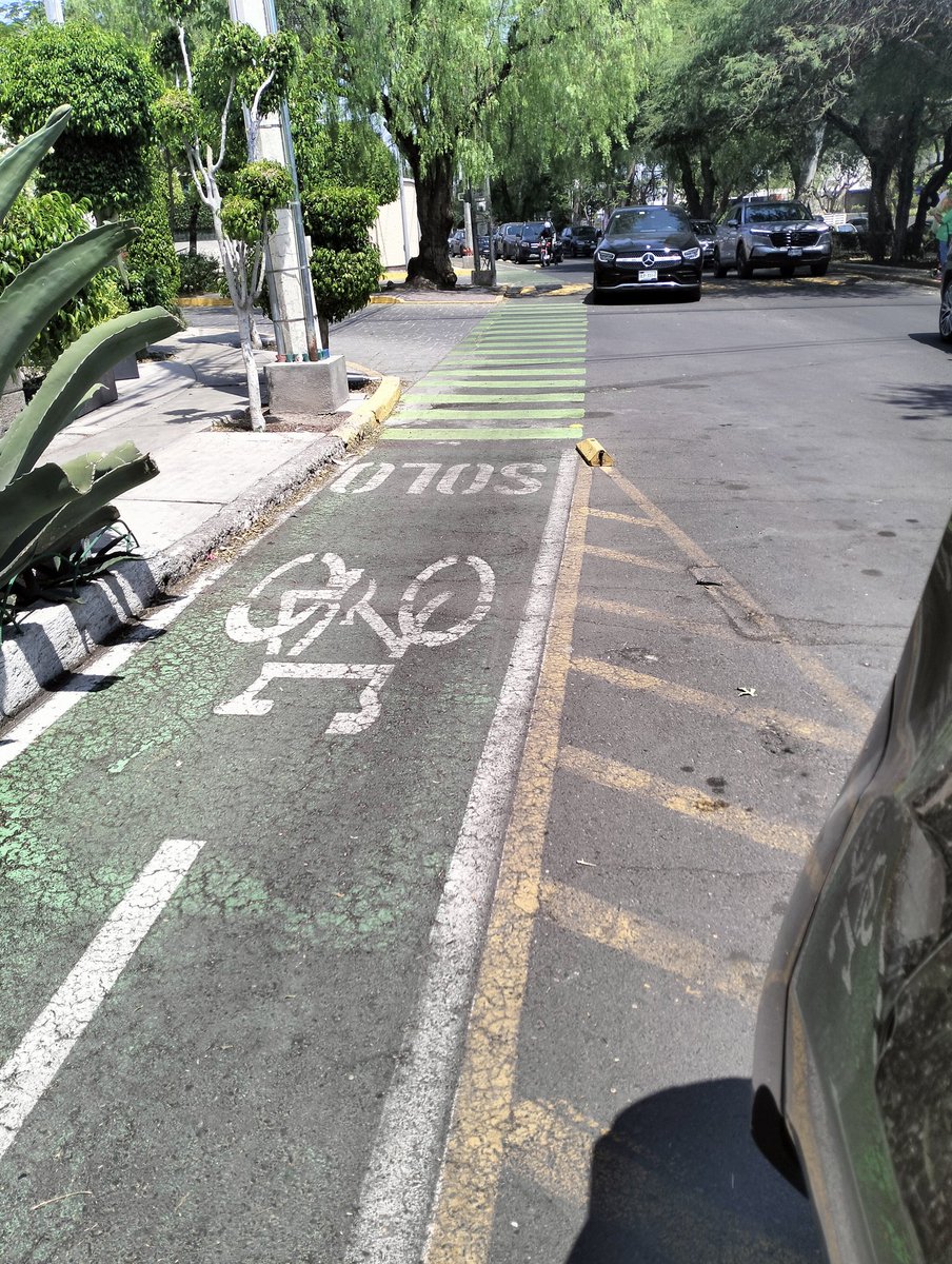 aguilageorge's tweet photo. @SSPMQueretaro @luisbnava buena tarde. Podrían apoyar en infraccionar camioneta negra que regularmente se estaciona en paso peatonal? Circuito Alamos #64 esquina con Av del olmo, Álamos 2a. Quedo pendiente por favor, Gracias @rovegam23 https://t.co/OYW97Fsvnw
