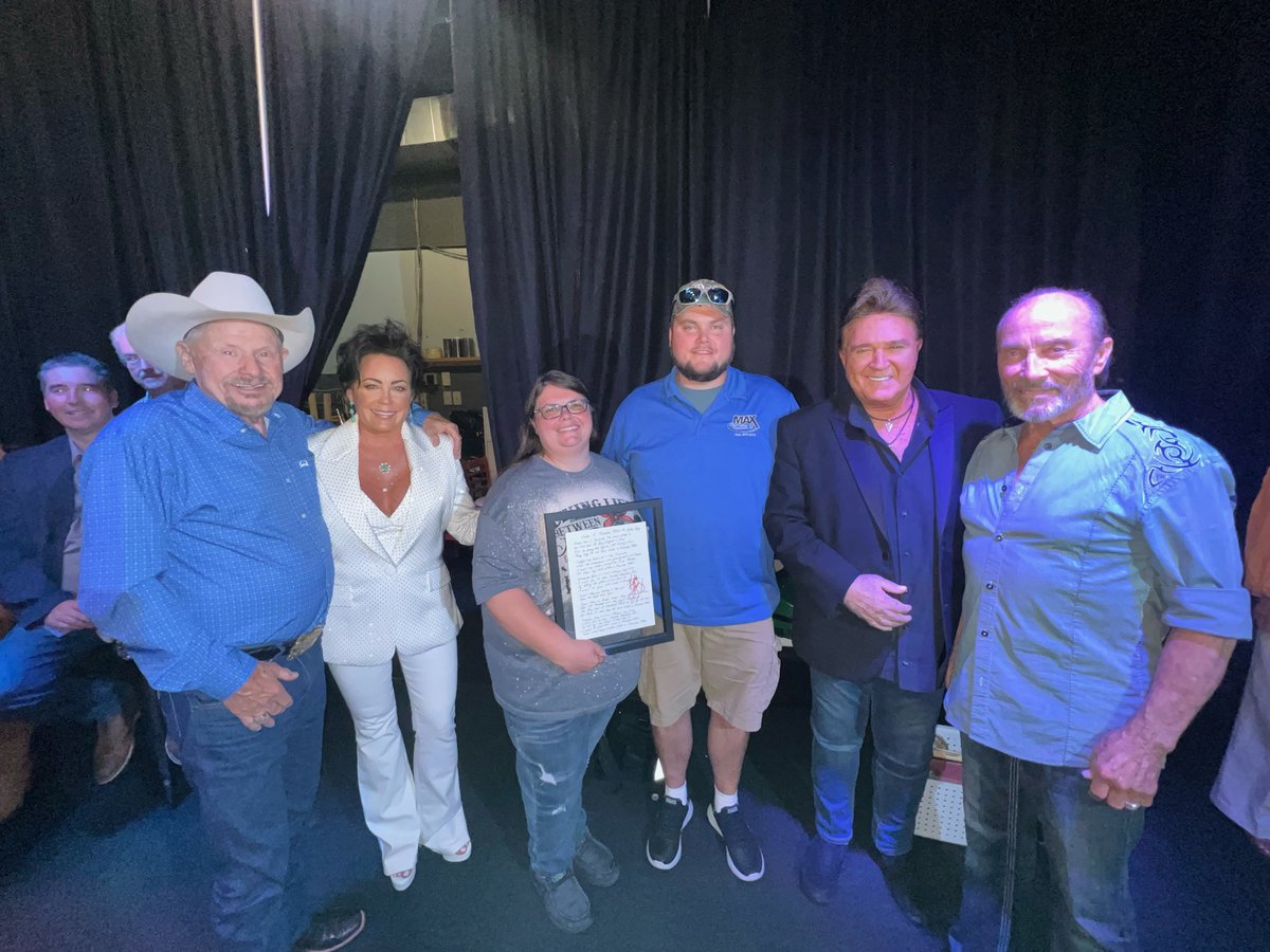 MaxbuiltNC's tweet photo. Max Built owners Jason & Kristle Holcomb (center) were excited to donate almost $10K at the 10th annual #CountryForACause auction in #Nashville! 100% of proceeds benefitting @VUMCchildren!
Pictured here with @moebandymusic, @kellylangmusic,
@TGSheppardmusic & @theleegreenwood. https://t.co/zIotv1qCJo