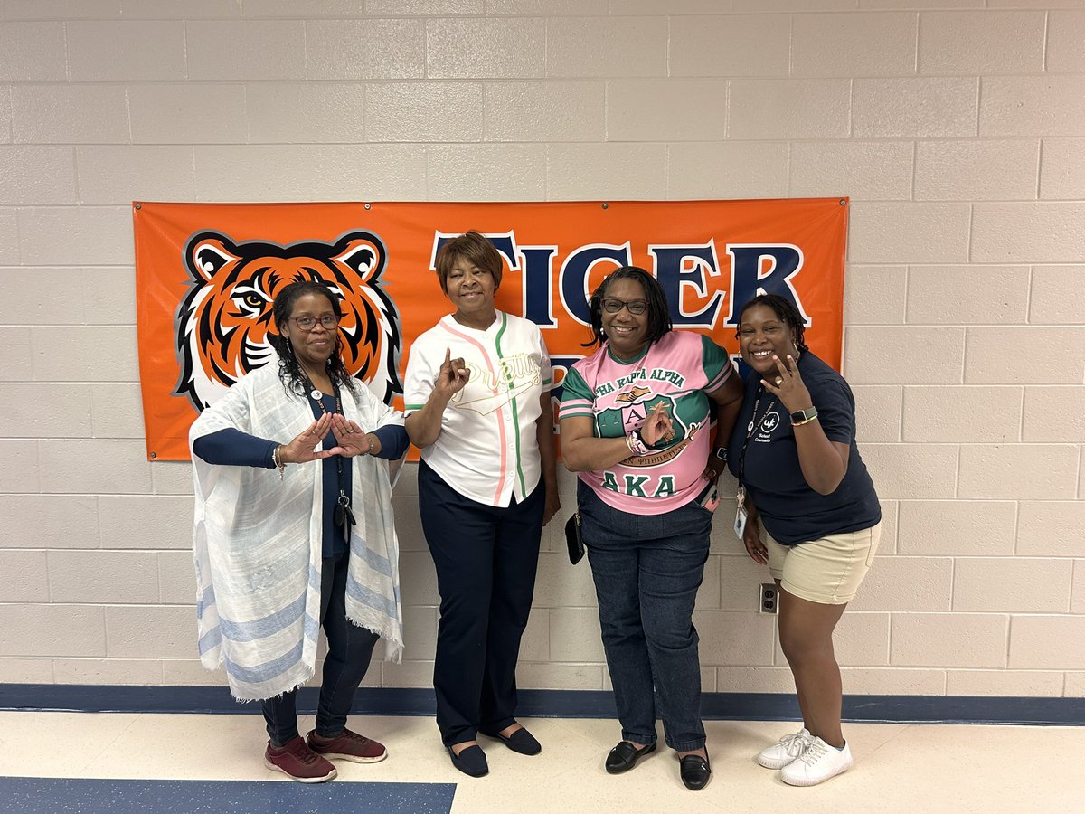 CounselorKels's tweet photo. Thanks for the donation to our school! #AKA #DST #SGRHO #greekunity https://t.co/x3dDF3TmP0
