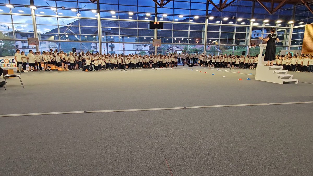 MLecallier's tweet photo. Bonneville : 1500 élèves, 14 écoles, 80 classes pour 4 rencontrés riches en émotions, en dynamisme et en messages essentiels.
Bravo aux #classeschantantes 
Un travail de grande qualité ! 
@DSDEN74 @FredericBablon https://t.co/lx5HN8UIXE